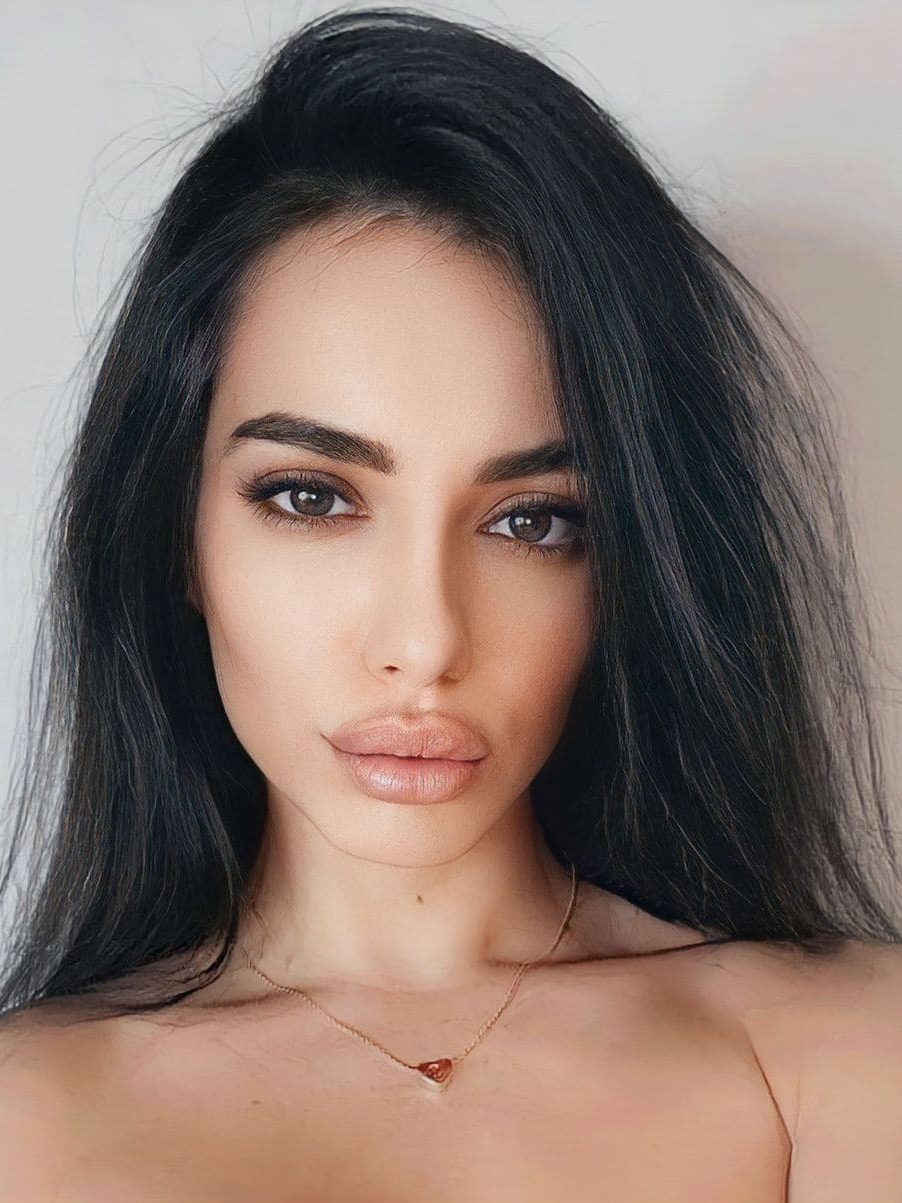 Sexy Wives on Italian Dating Sites