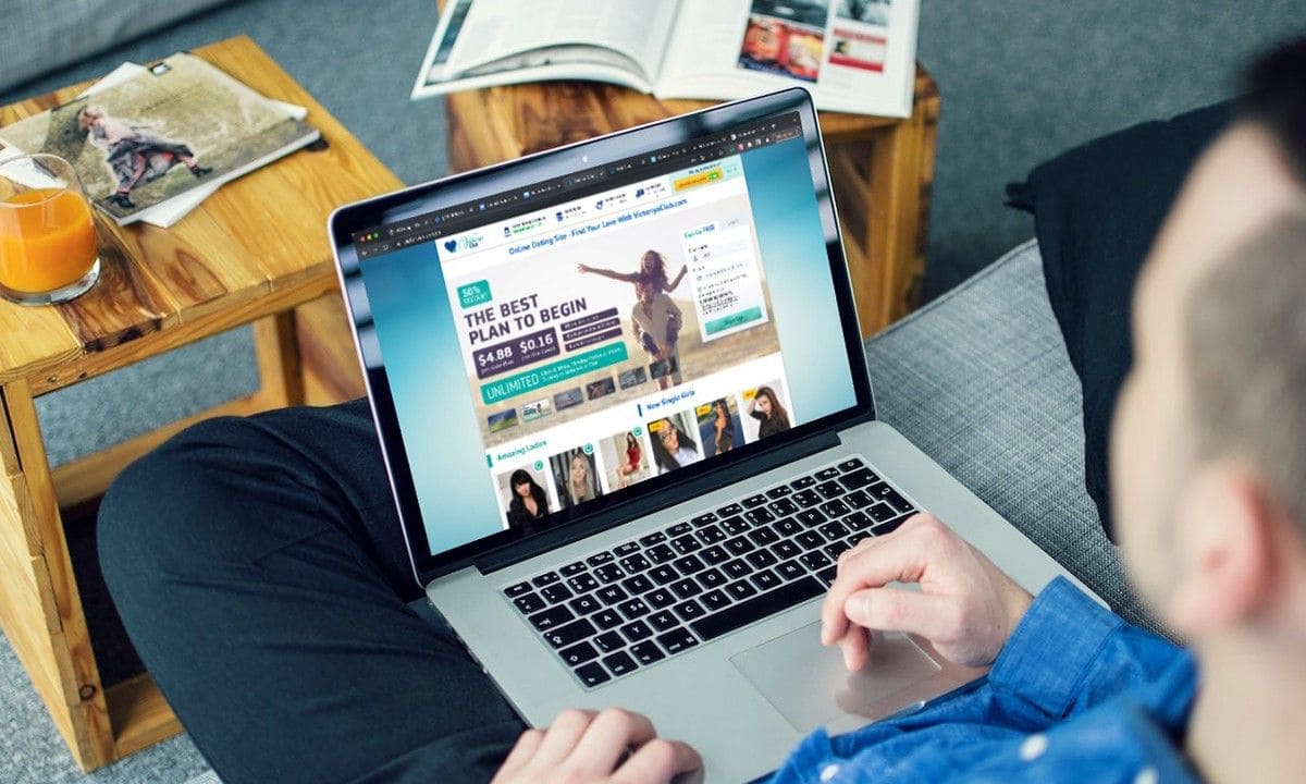 man using Victoriyaclub.com